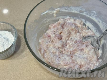 Перемешать рубленный фарш до однородности.