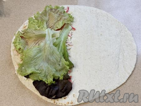 Затем на помидоры выложить листья свежего салата.