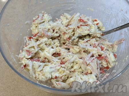 Перемешать и начинка из крабовых палочек и яиц готова.