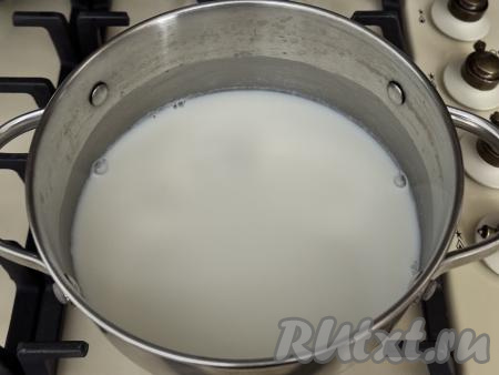 Влить молоко в кастрюлю с толстым дном, добавить соль и сахар. Я варила кашу с кускусом из 400 миллилитров молока, она получилось в меру густой. Увеличивая или уменьшая количество молока, вы можете регулировать густоту каши.