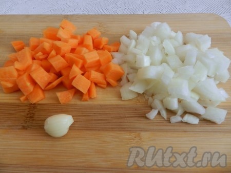 Лук и морковь очистить и мелко нарезать. Чеснок измельчить.