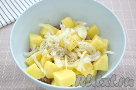 По вкусу солим картошку с мясом. Я ещё немного добавила чёрного молотого&nbsp;перца, перемешиваем.