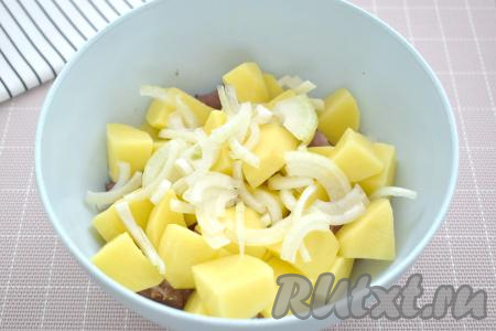 Сюда же выкладываем очищенный лук, нарезанный четверть кольцами (или полукольцами).