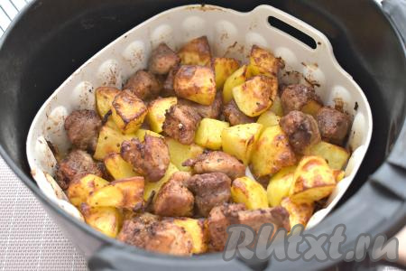 После звукового сигнала аэрогриля нужно проверить готовность блюда, проколов картофель вилкой (или зубочисткой), если прокалывается легко, значит блюдо готово. Если картошка ещё твердовата, можно увеличить время запекания в аэрогриле на 5-10 минут. Я готовила в аэрогриле мощностью 1400 Ватт, в общей сложности у меня блюдо запекалось до готовности 35 минут.&nbsp;