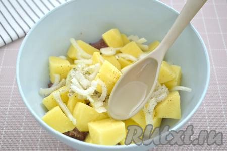 К свинине и картофелю вливаем растительное масло.