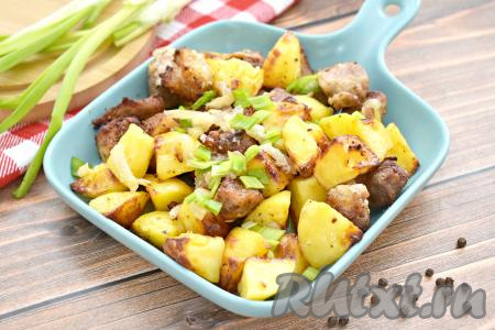 Нежные кусочки свинины вместе с аппетитной картошкой раскладываем из чаши аэрогриля по тарелкам и сразу подаём к столу.