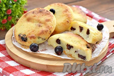 Аппетитные, нежные, мягкие сырники с изюмом достаём из чаши аэрогриля, выкладываем на тарелку и в горячем виде подаём к столу.