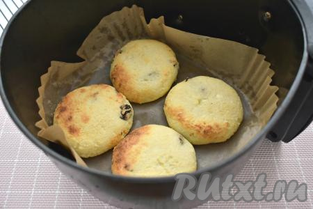 Через 15 минут с начала запекания достаём чашу из аэрогриля, сырники с изюмом переворачиваем и продолжаем запекать оставшиеся 10 минут.