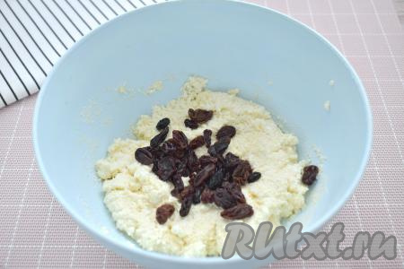 Творожное тесто для сырников должно быть вязким, в меру густым, как на фото, оно должно держать форму, если слегка сжать его в ладони. Если необходимо, добавьте ещё 0,5-1 столовую ложку манки, добиваясь нужной консистенции теста для сырников. Я для получения творожного теста нужной густоты добавила в общей сложности 3 столовых ложки манки. В миску с получившимся творожным тестом выкладываем обсушенный изюм, перемешиваем.&nbsp;Миску с творожным тестом с изюмом накрываем полотенцем и оставляем на 15 минут, чтобы манка немного набухла.