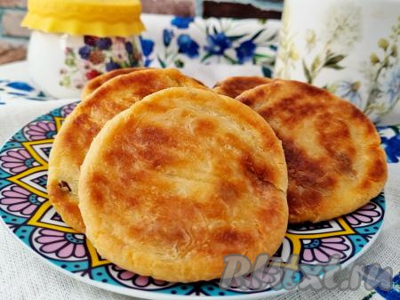 Готовые вкусные, нежные сырники достать из духовки и подать к столу, дополнив по, желанию, сметаной или мёдом.