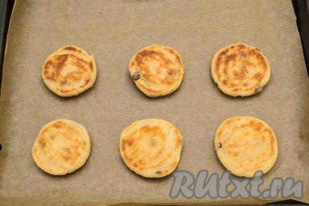 Затем достать противень с сырниками из творожной массы из духовки, перевернуть их, снова отправить в духовку, запекать 10 минут.