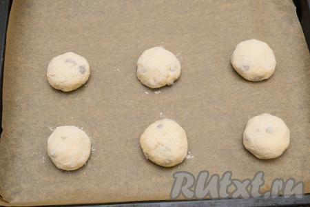 Сформированные сырники, обваленные в муке, выкладывать на расстоянии друг от друга на противень, застеленный пергаментом.