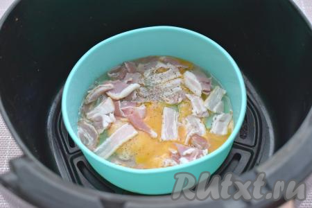 Форму с яйцами и беконом&nbsp;ставим в чашу аэрогриля. Отправляем чашу в аэрогриль. Включаем аэрогриль, выставив температуру 190 градусов, а время - 8-10 минут. Запекаем яичницу до готовности (на поверхности не должно остаться очень влажных участков яичной массы).