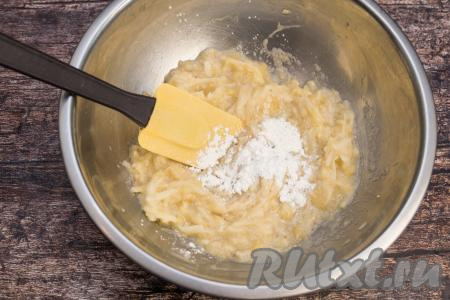 Перемешать яблоки, сахар и бананово-белковую массу до однородности. Я перемешиваю обычно силиконовой лопаткой. Затем всыпать крахмал.