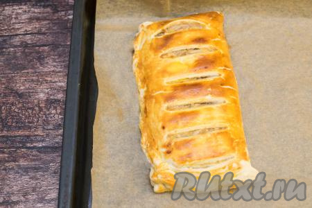 Пирог с бананом и яблоком&nbsp;выпекать в разогретой до 200 градусов духовке в течение 25-30 минут (до приятного подрумянивания слоёного теста).