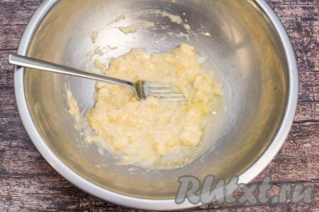 Яичный белок добавить в миску с бананом. Желток отложить пока в сторону, он потребуется в дальнейшем для смазывания пирога перед выпечкой. Перемешать вилкой банан с белком.