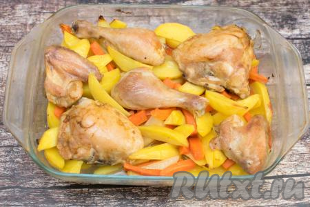 Духовку разогреть до 200 градусов, затем отправить в неё форму с картошкой, морковкой и курицей. Запекать примерно 60-70 минут. Готовность блюда следует проверять по овощам. Если картошка и морковка легко прокалываются ножом, значит можно вынимать форму из духовки.