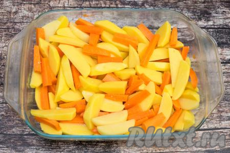 В эту же форму добавить брусочки морковки.