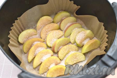 Сверху дольки яблок посыпаем смесью сахара и корицы.