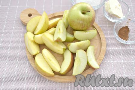 Нарезаем яблоки на дольки среднего размера, удаляя семенную коробку с косточками.