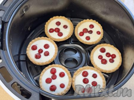 Выложить поверх сметанной массы по несколько ягод (у меня - красная смородина), слегка утапливая их.&nbsp;