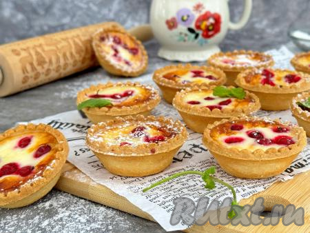 Тарталетки с готовыми мини-сметанниками остудить. Перед подачей можно, по желанию, присыпать сахарной пудрой.&nbsp;