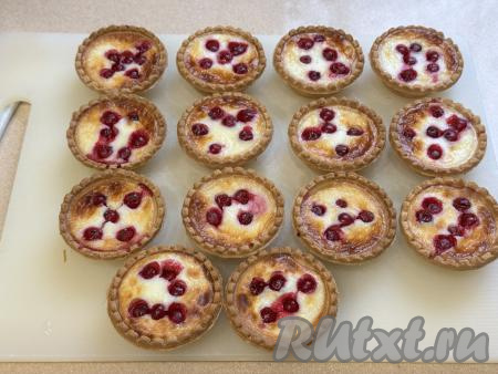 Тарталетки с готовыми сметанниками достать из чаши аэрогриля. Постепенно запечь все сметанники. У меня получились 14 тарталеток. За один заход в чашу аэрогриля у меня помещаются 6 тарталеток, поэтому я запекала их в 3 захода.&nbsp;