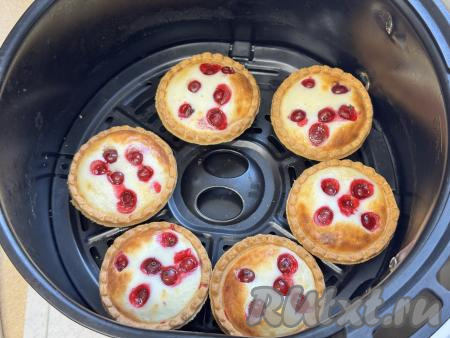 Отправить чашу в аэрогриль, запекать мини-сметанники в тарталетках при температуре 180 градусов 10 минут.&nbsp;