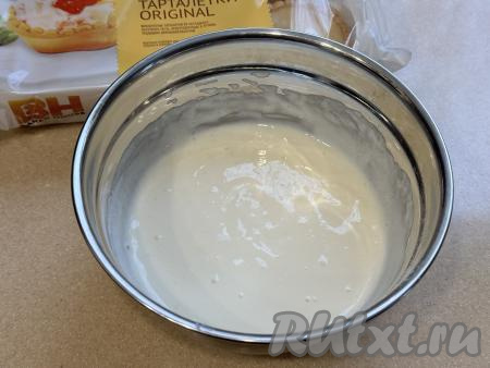 Перемешать сметанную массу столовой ложкой до однородности.&nbsp;