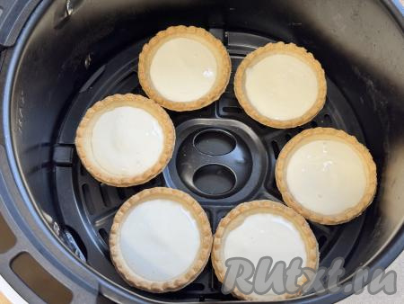 С помощью столовой ложки заполнить песочные тарталетки&nbsp;сметанной массой на 3/4 объёма.&nbsp;