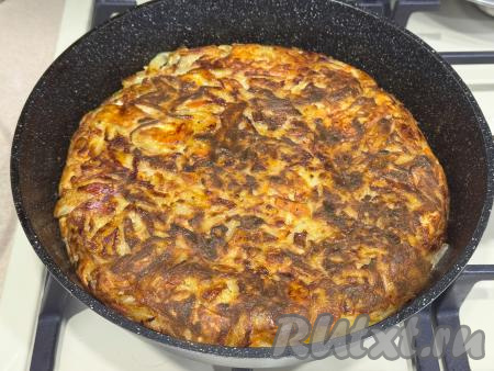 Перевернуть пирог на другую сторону и выпекать под крышкой ещё минут 5-7. Чтобы было проще переворачивать пирог, можно сверху на пирог выложить тарелку подходящего размера. Затем, держа сковороду и тарелку, перевернуть сковородку и пирог останется на тарелке. После этого аккуратно выложить пирог обратно в сковороду так, чтобы не пропёкшаяся сторона выпечки была внизу.