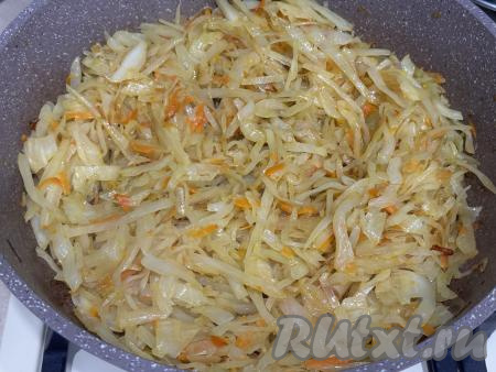 Как только капуста немного обмякнет, уменьшить огонь до чуть ниже среднего, готовить под крышкой минут 20 (до мягкости капусты), периодически помешивая. После того как капуста станет мягкой, убрать сковороду с огня, дать немного остыть. Если капуста суховата и выделяет мало сока, тогда в процессе жарки можно влить в сковороду 2-3 столовых ложки воды.