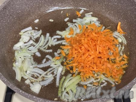 К обжаренному луку выложить морковку, натёртую на крупной тёрке, перемешать овощи и обжаривать их вместе минут 5 (до мягкости моркови), время от времени помешивая.
