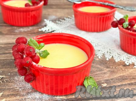 Нежный, вкусный, ароматный молочный пудинг, приготовленный с кукурузным крахмалом, в качестве десерта подать к столу. Я перед подачей украсила порционные пудинги мятой и ягодами.