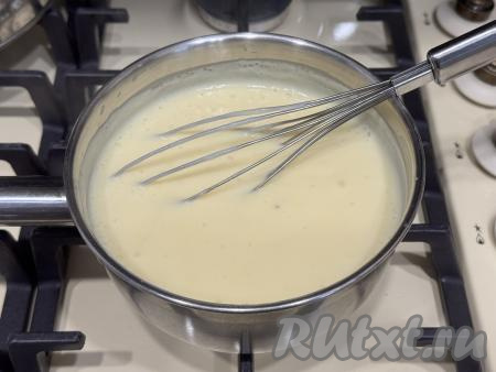 Довести молочный пудинг до кипения, постоянно помешивая, а затем, не прекращая перемешивать, варить на огне ниже среднего 2-3 минуты (до загустения).&nbsp;