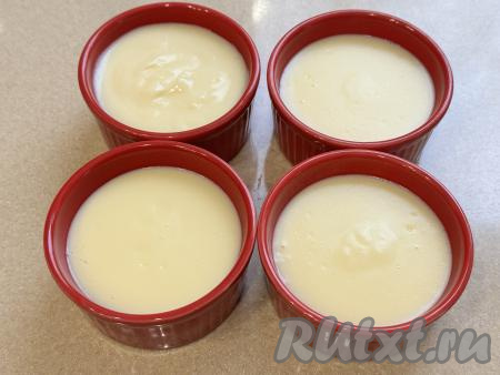 Горячий пудинг, приготовленный из молока, кукурузного крахмала и желтков, разлить по сухим порционным формочкам (я разлила по 4 креманкам), дать остыть до комнатной температуры.&nbsp;