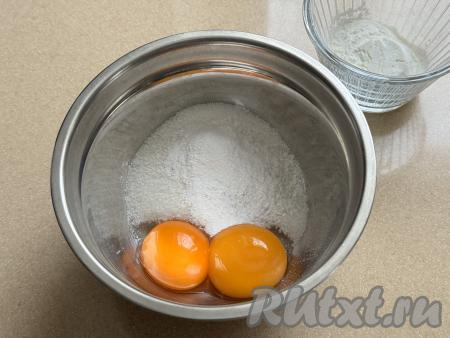 В миске соединить сахар, ванильный сахар, крахмал и яичные желтки.&nbsp;