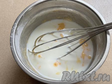 Влить в миску 100 миллилитров молока.