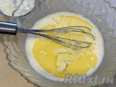 Сливочное масло слегка растопить (до жидкого состояния можно не растапливать). Я растопила в микроволновке. Дать маслу немного остыть, влить в миску с творожной смесью, перемешать венчиком.&nbsp;