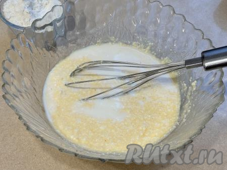 Перемешать массу венчиком до однородности, влить молоко, перемешать творожную смесь.&nbsp;