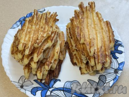 Готовые вафли переложить из аэрогриля на тарелку. Периодически перемешивая тесто из творога и смазывая по мере необходимости створки электрогриля, постепенно испечь все вафли, дать им остыть. Из предложенного количества ингредиентов я испекла 12 творожных вафель.