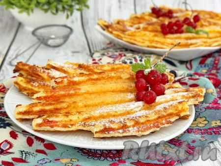 При подаче вафли можно посыпать сахарной пудрой или дополнить мёдом, джемом, сгущёнкой.&nbsp;