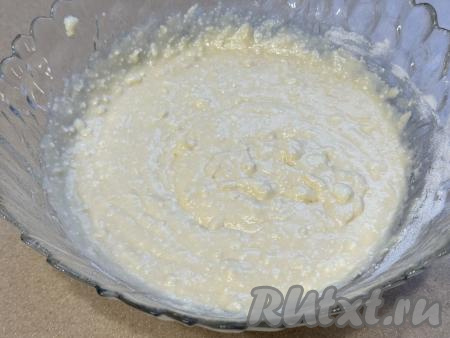 Понемногу добавляя оставшуюся муку и полностью вмешивая её, замесить в меру густое, воздушное, как на фото, творожное тесто для вафель.&nbsp;