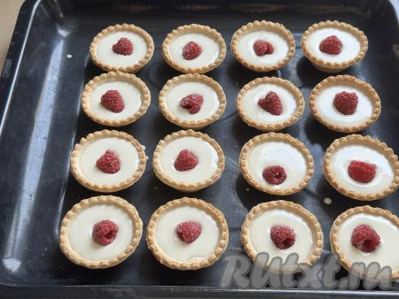 Для украшения можно в середину каждой тарталетки с начинкой выложить одну или несколько ягод. Я использовала замороженную малину, предварительно ягоды не размораживала, потому что на них не было большого количества льда. Можно взять и свежих ягоды, их нужно будет промыть водой, обсушить, если есть крупные косточки (как, например, у вишни, тогда косточки нужно будет удалить).