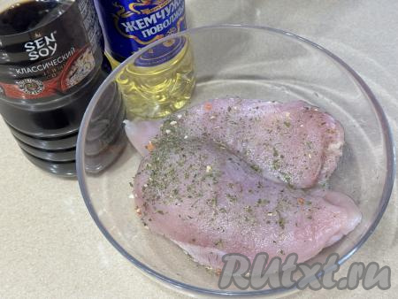 Куриное филе выложить в миску, добавить лимонный сок, любимые специи для курицы, хорошо перемешать. 
Я в качестве специй использовала пряную соль с чесноком. Филе будет в дальнейшем мариноваться в соевом соусе, а он достаточно солёный, поэтому, если будете использовать набор специй, в составе которых есть соль, добавляйте их немного (не более крупной щепотки). Если же будете использовать классические специи, в составе которых нет соли, тогда можно соль вовсе не добавлять или добавить её совсем немного, обязательно учитывая степень солёности соевого соуса, с которым вы готовите.