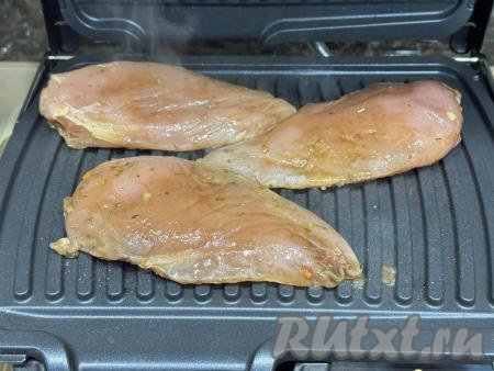 Разогреть электрогриль, выставить режим № 3 "Рыба, курица". Замаринованное куриное филе выложить на электрогриль, закрыть створки.