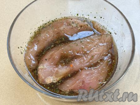 Оставить филе мариноваться на 30 минут. За это время можно 1-2 раза перемешать мясо, чтобы оно равномерно пропиталось соевым соусом.