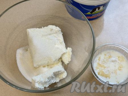 Желатин всыпать в небольшую ёмкость, влить холодное молоко, тщательно перемешать и оставить набухать на минут 15-20. Пока набухает желатин, займёмся подготовкой творожной массы. Для этого в миске нужно соединить творог, сахар и сметану, пробить погружным блендером до однородности.
