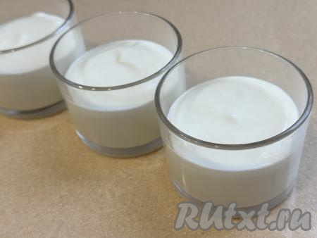 Сразу погружным блендером пробить творожно-сметанную массу вместе с желатиновой массой до однородности. Получившуюся нежную массу разлить по креманкам (я разлила по 3 креманкам) и поставить в холодильник на 2-3 часа (до полного застывания творожно-сметанного желе).