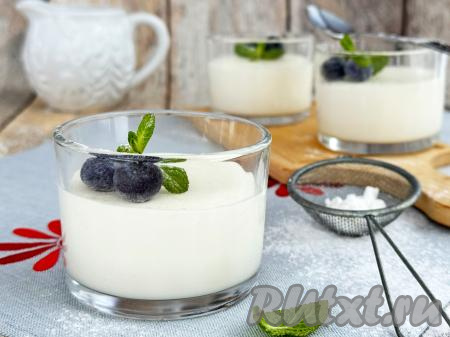 Вкусное, воздушное желе, приготовленное из творога и сметаны с желатином, после полного застывания подать к столу.&nbsp;